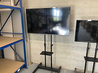 Samsung televisie op verrijdbare standaard - afbeelding 1 van  4