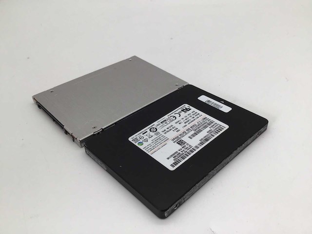 Samsung toshiba 256gb sata ssd interne hardeschijf (2x) - afbeelding 1 van  6