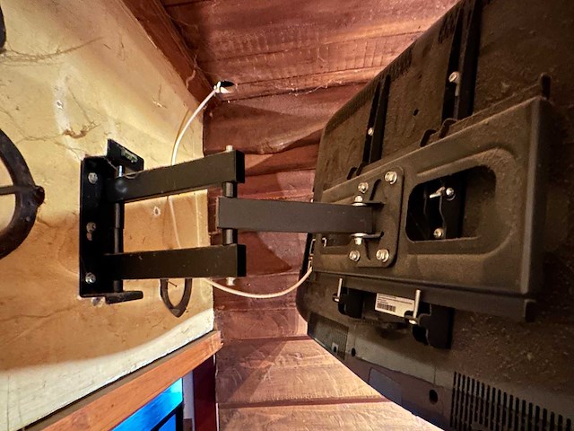 Samsung tv met wandbeugel - afbeelding 2 van  4