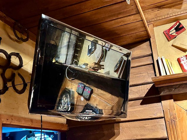 Samsung tv met wandbeugel - afbeelding 3 van  4