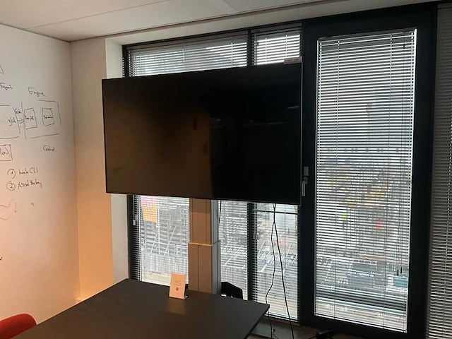 Samsung ue65ru7100wxxn 4k uhd led smart-tv televisie op presentatiestatief - afbeelding 2 van  10