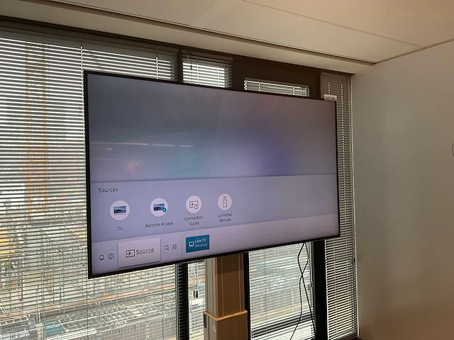 Samsung ue65ru7100wxxn 4k uhd led smart-tv televisie op presentatiestatief - afbeelding 5 van  10