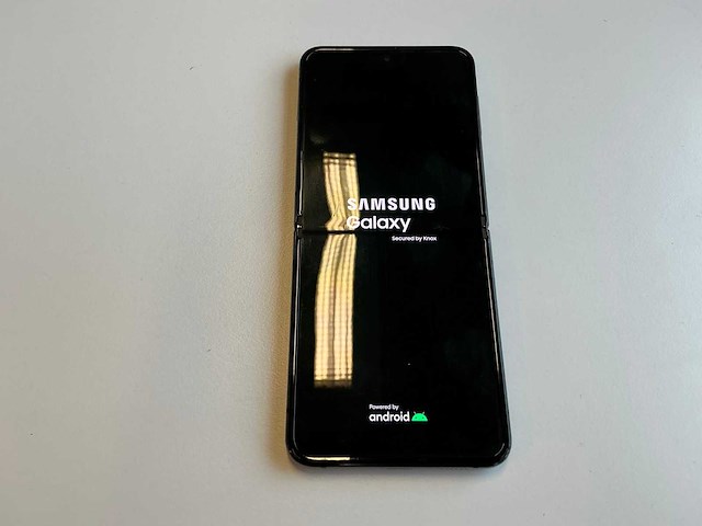 Samsung zflip 4 mobiele telefoon - afbeelding 2 van  8