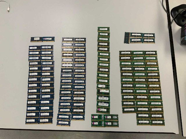 Samsung/sk hynix 246gb(123x 2gb 2rx8 & 1rx8) pc3-10600s-09-10 so-dimm sticks - afbeelding 1 van  8