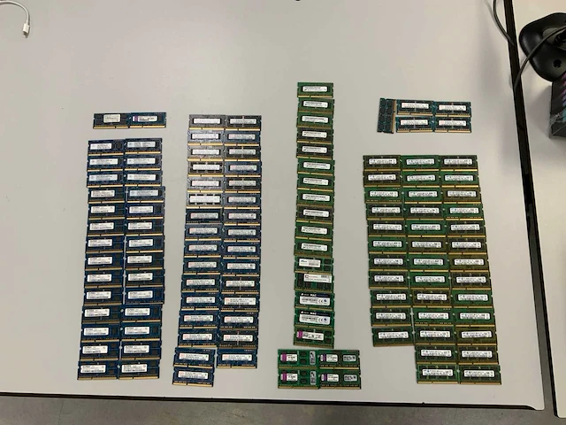 Samsung/sk hynix 246gb(123x 2gb 2rx8 & 1rx8) pc3-10600s-09-10 so-dimm sticks - afbeelding 1 van  8