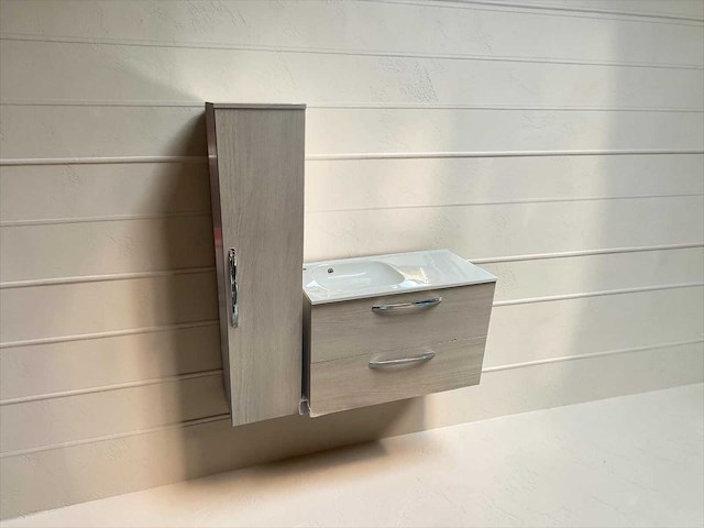 Sanijura design badmeubel met kolomkast spiegelkast en verlichting - afbeelding 1 van  8