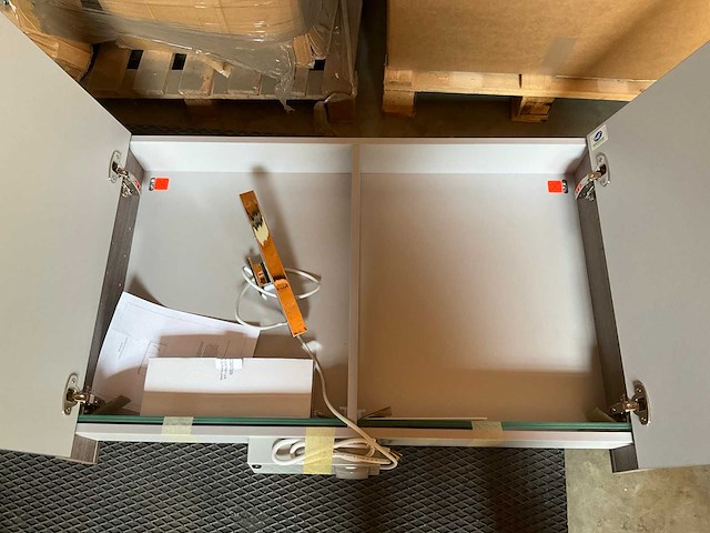 Sanijura spiegelkast met verlichting en stopcontact houtlook 100x65 cm - afbeelding 7 van  11