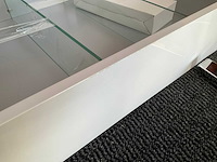 Sanijura spiegelkast met verlichting, lade en stopcontact 52x74 cm hoogglans wit - afbeelding 11 van  11