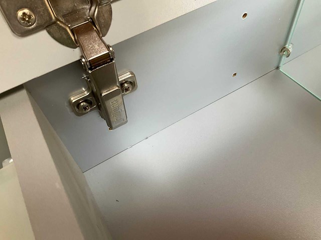 Sanijura spiegelkast met verlichting, lade en stopcontact 52x74 cm hoogglans wit - afbeelding 2 van  11