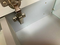 Sanijura spiegelkast met verlichting, lade en stopcontact 52x74 cm hoogglans wit - afbeelding 2 van  11