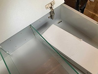 Sanijura spiegelkast met verlichting, lade en stopcontact 52x74 cm hoogglans wit - afbeelding 7 van  11