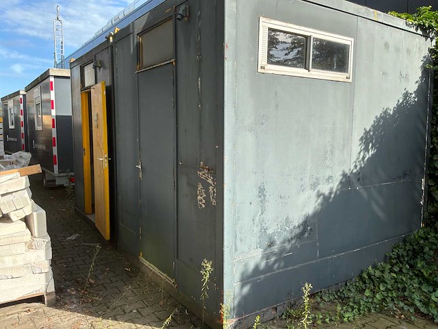 Sanitaire unit met toiletten, urinoirs en spoeltafels - afbeelding 1 van  7