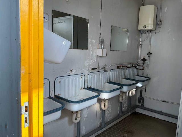Sanitaire unit met toiletten, urinoirs en spoeltafels - afbeelding 3 van  7