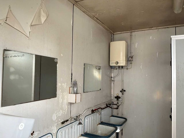 Sanitaire unit met toiletten, urinoirs en spoeltafels - afbeelding 5 van  7