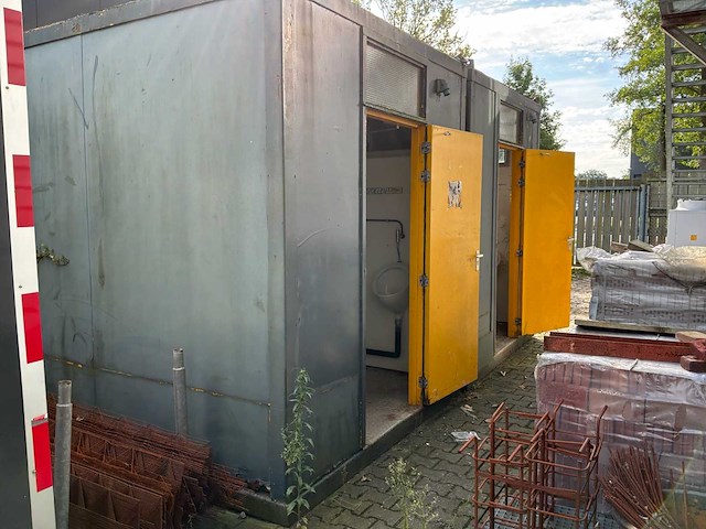 Sanitaire unit met toiletten, urinoirs en spoeltafels - afbeelding 1 van  8