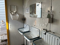 Sanitaire unit met toiletten, urinoirs en spoeltafels - afbeelding 7 van  7