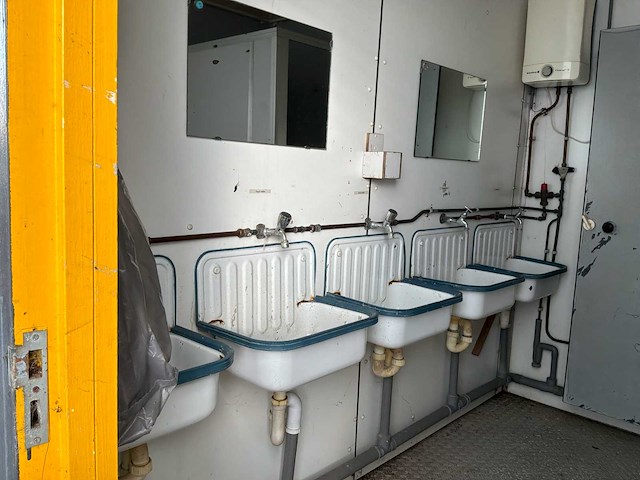 Sanitaire unit met toiletten, urinoirs en spoeltafels - afbeelding 2 van  8