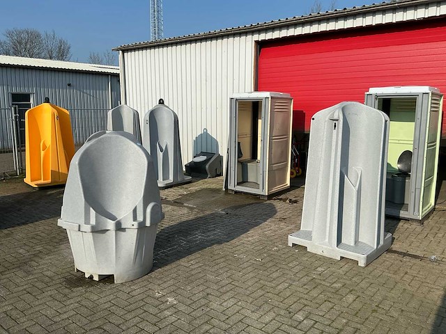 Sanitaire units: 5x plaskruis, 2x dixies en toilettank (8x) - afbeelding 15 van  18