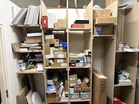 Sanitaironderdelen en accessoires in grote diversiteit in wandstelling, restantmaterialen en retouren. comp... - afbeelding 1 van  6