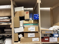 Sanitaironderdelen en accessoires in grote diversiteit in wandstelling, restantmaterialen en retouren. comp... - afbeelding 2 van  6