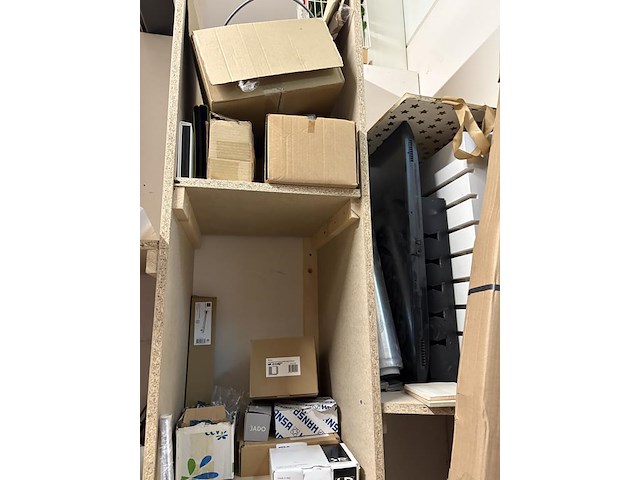 Sanitaironderdelen en accessoires in grote diversiteit in wandstelling, restantmaterialen en retouren. comp... - afbeelding 5 van  6
