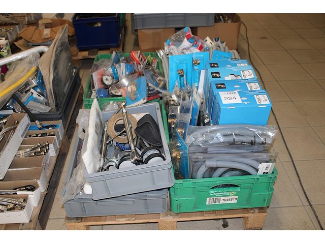 Sanitairproducten w.o. douchekoppen, aan- en afvoersets, muurplaten, drukmeters, sifons, overlopen, etc. op... - afbeelding 1 van  3