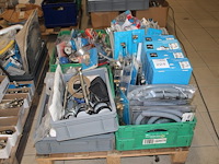 Sanitairproducten w.o. douchekoppen, aan- en afvoersets, muurplaten, drukmeters, sifons, overlopen, etc. op... - afbeelding 1 van  3