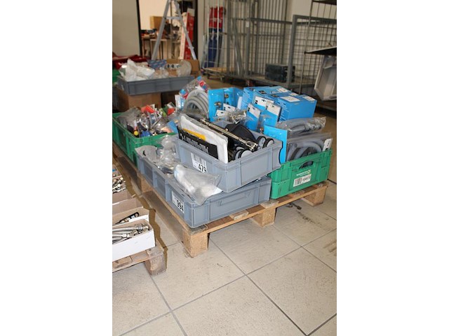 Sanitairproducten w.o. douchekoppen, aan- en afvoersets, muurplaten, drukmeters, sifons, overlopen, etc. op... - afbeelding 2 van  3