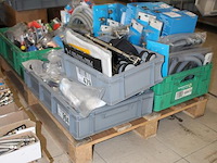 Sanitairproducten w.o. douchekoppen, aan- en afvoersets, muurplaten, drukmeters, sifons, overlopen, etc. op... - afbeelding 2 van  3