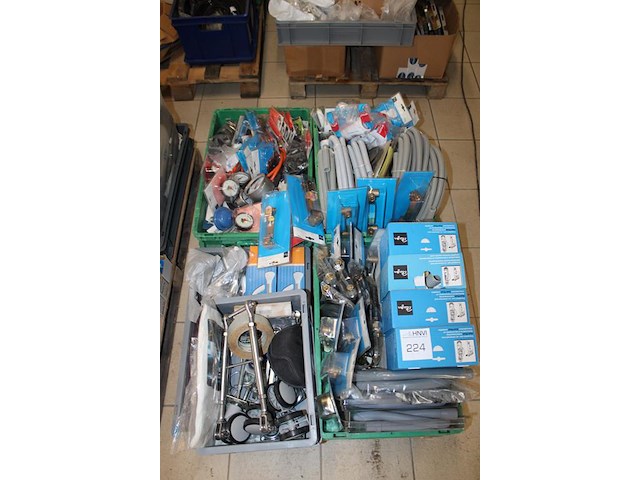 Sanitairproducten w.o. douchekoppen, aan- en afvoersets, muurplaten, drukmeters, sifons, overlopen, etc. op... - afbeelding 3 van  3