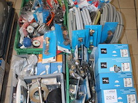 Sanitairproducten w.o. douchekoppen, aan- en afvoersets, muurplaten, drukmeters, sifons, overlopen, etc. op... - afbeelding 3 van  3