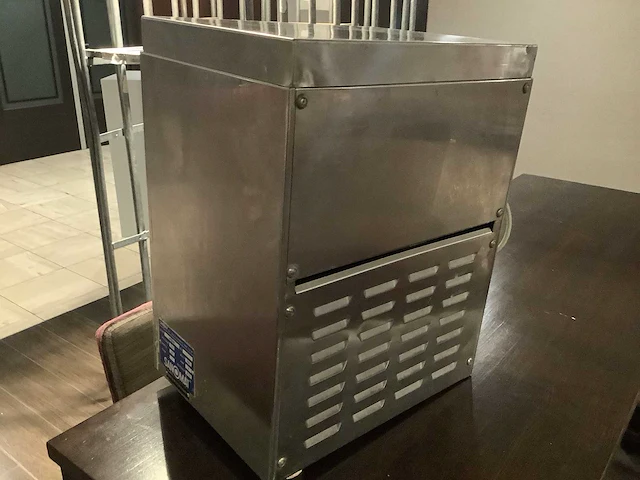 Sanomat slagroommachine - 4829 - various kitchen equipment - afbeelding 4 van  4