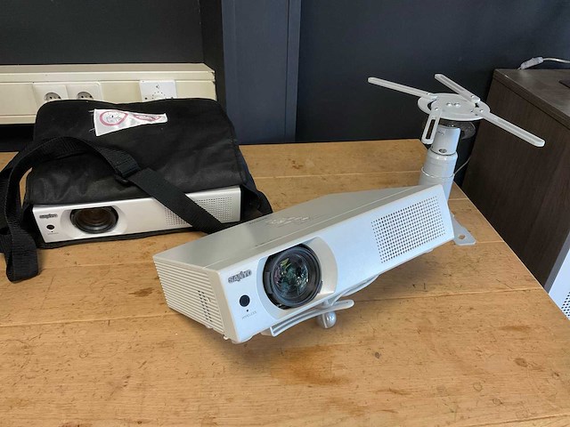 Sanyo wxga beamer (2x) - afbeelding 1 van  6