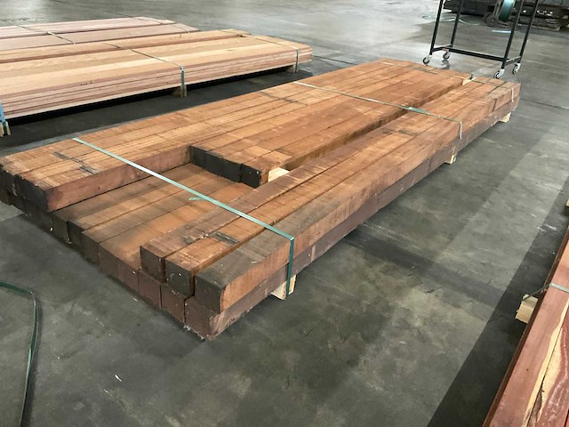 Sapeli mahonie balken 80x80 mm (23x) - afbeelding 3 van  5