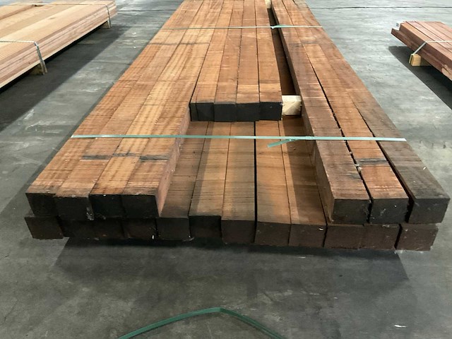 Sapeli mahonie balken 80x80 mm (23x) - afbeelding 4 van  5