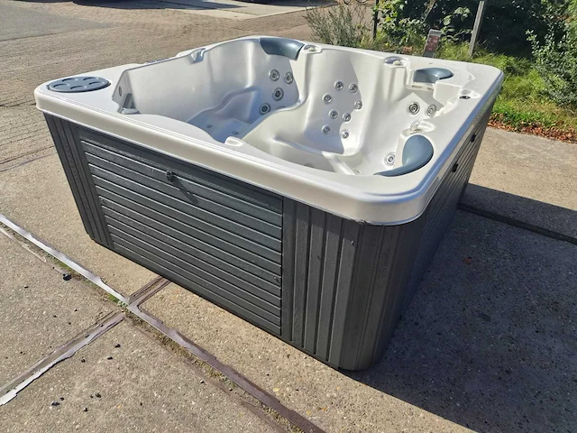 Sapphire spas 5 persoons jacuzzi en buitenspa - afbeelding 16 van  26