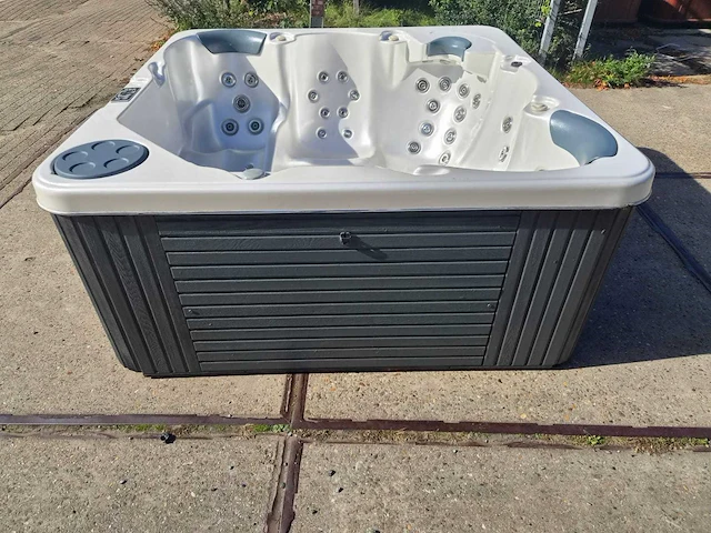 Sapphire spas 5 persoons jacuzzi en buitenspa - afbeelding 25 van  26