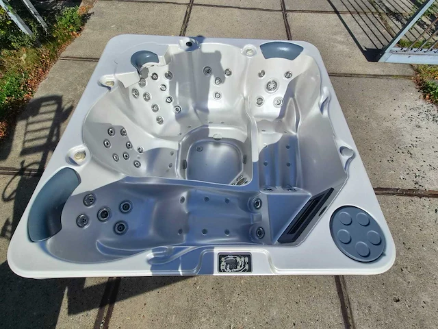 Sapphire spas 5 persoons jacuzzi en buitenspa - afbeelding 1 van  20