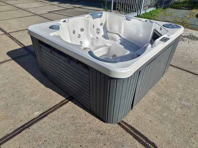Sapphire spas 5 persoons jacuzzi en buitenspa - afbeelding 21 van  25