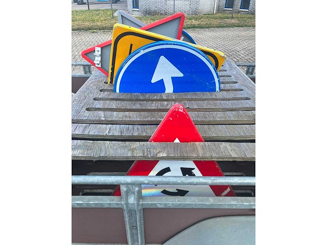 Saris - verkeerskar / traffic - aanhanger voor verkeersbegeleiding - afbeelding 13 van  15