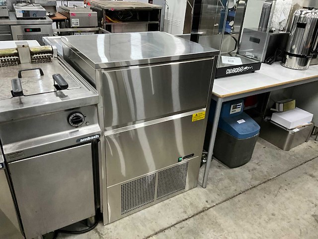 Saro zbl-90 ijsblokjesmachine - afbeelding 1 van  8