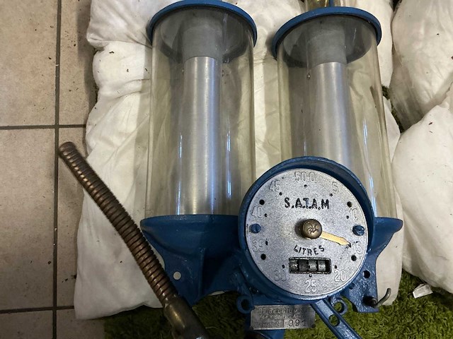 Satam oude naftpomp dubbel - afbeelding 2 van  5