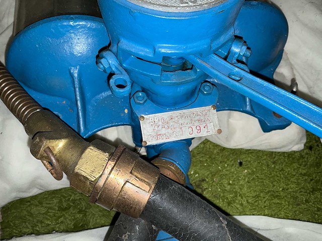 Satam oude naftpomp dubbel - afbeelding 3 van  5