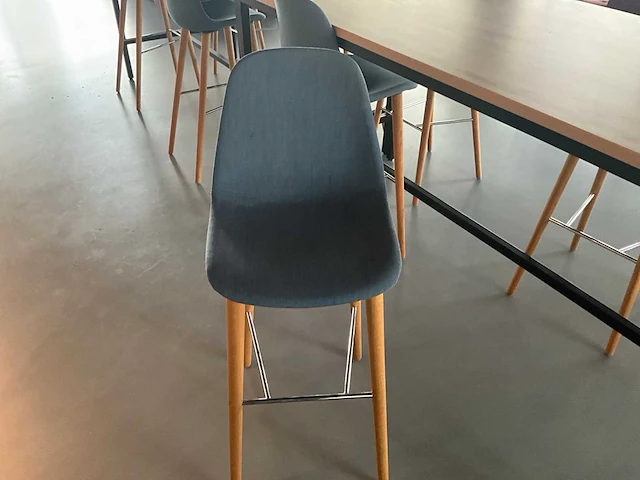 Satelliet bartafel met 4 “crassevig” design barkrukken - afbeelding 3 van  5