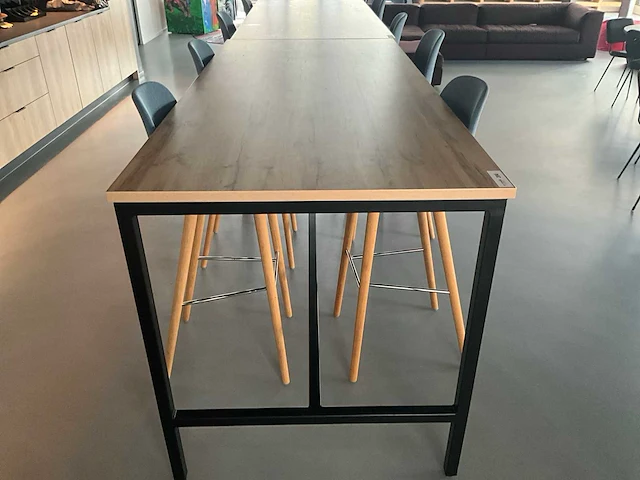 Satelliet bartafel met 4 “crassevig” design barkrukken - afbeelding 1 van  5