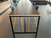 Satelliet bartafel met 4 “crassevig” design barkrukken
