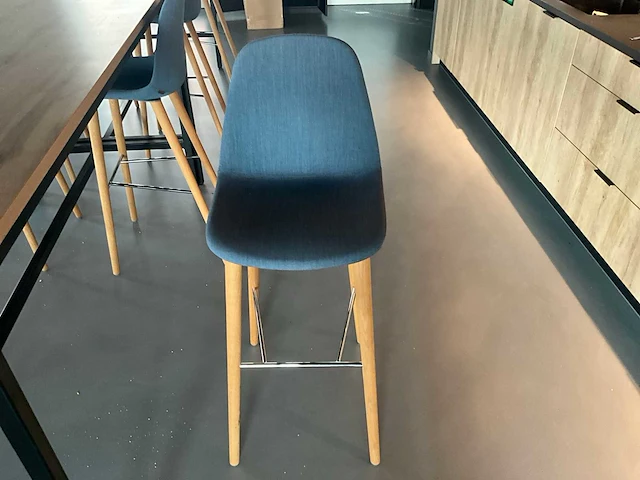 Satelliet bartafel met 4 “crassevig” design barkrukken - afbeelding 6 van  6