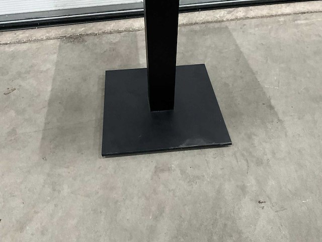 Satelliet eikenhouten restauranttafel - afbeelding 2 van  2