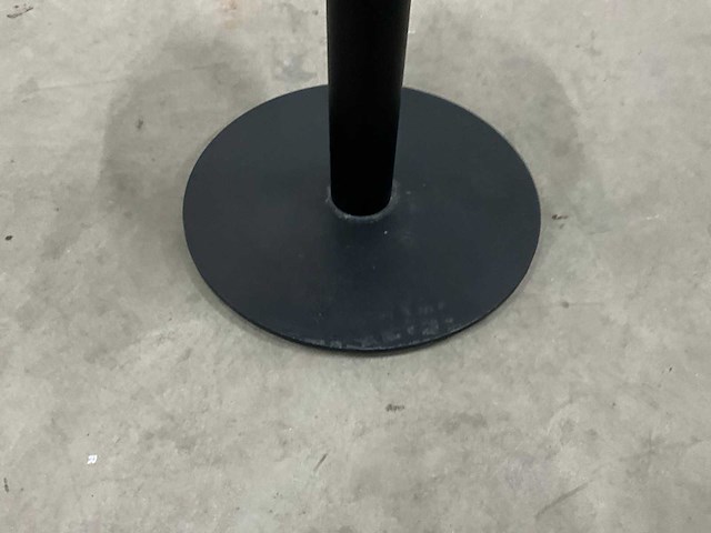 Satelliet eikenhouten restauranttafel - afbeelding 4 van  5