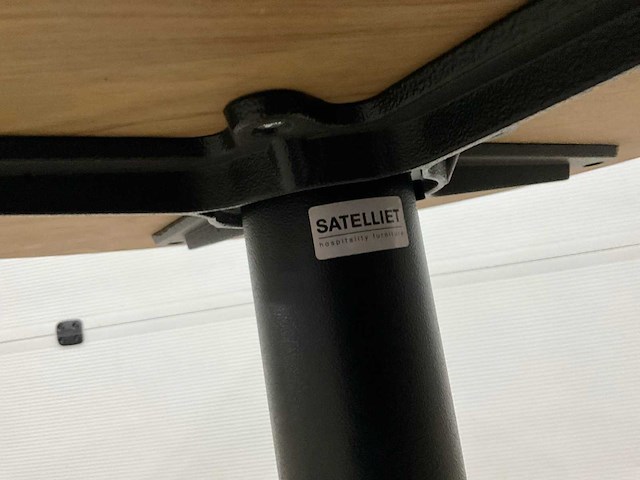 Satelliet eikenhouten restauranttafel - afbeelding 5 van  5